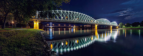 Linz - Eisenbahnbrücke bei Nacht