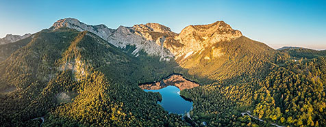 Langbathsee und Höllengebirge im Sommer